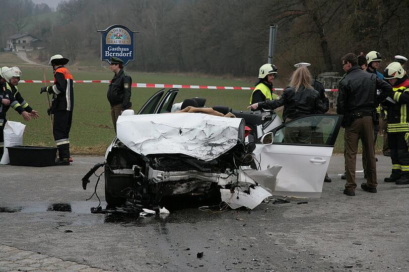 Der Horror-Crash von Berndorf. Die Bilder vom Unfallort.