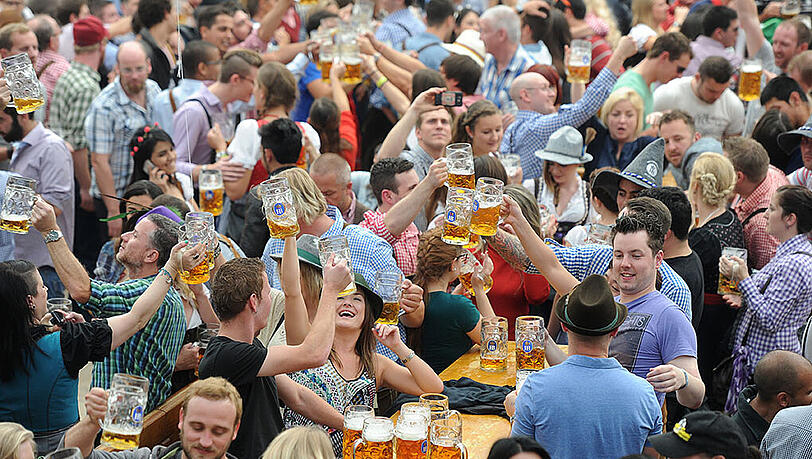 Nicht 6,5 Millionen Maß Bier, wie anfangs vermutet, sondern 7,7 Millionen, wurden während der Wiesn 2014 getrunken. Nicht 6,5 Millionen Maß Bier, wie anfangs vermutet, sondern 7,7 Millionen, wurden während der Wiesn 2014 getrunken.