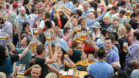 Nicht 6,5 Millionen Maß Bier, wie anfangs vermutet, sondern 7,7 Millionen, wurden während der Wiesn 2014 getrunken.