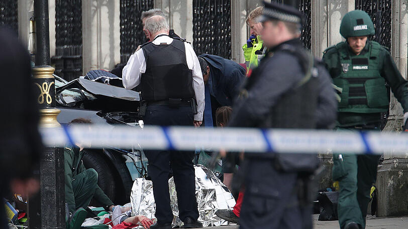 Mindestens vier Menschen sind bei einem Terroranschlag nahe des britischen Parlaments getötet worden.