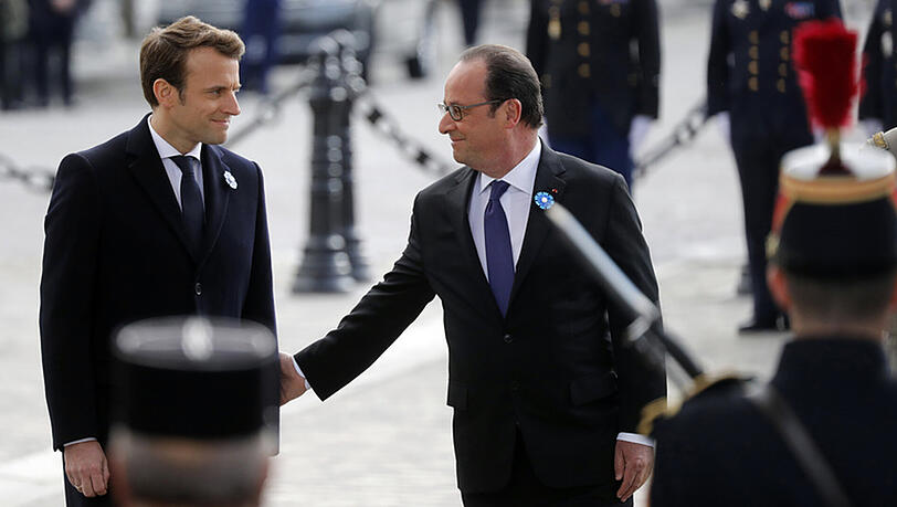 Der künftige französische Präsident Emmanuel Macron (l) und der scheidende Amtsinhaber Francois Hollande (r) nehmen am 08.05.2017 in Paris, am Tag nach der Präsidentenwahl in Frankreich, an der traditionellen Gedenkzeremonie zum Sieg über Nazi-Deutschland im Zweiten Weltkrieg teil. Der künftige französische Präsident Emmanuel Macron (l) und der scheidende Amtsinhaber Francois Hollande (r) nehmen am 08.05.2017 in Paris, am Tag nach der Präsidentenwahl in Frankreich, an der traditionellen Gedenkzeremonie zum Sieg über Nazi-Deutschland im Zweiten Weltkrieg teil.