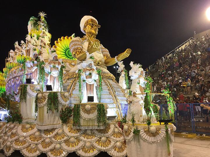 Athletische Tänzer, heiße Rhythmen und kunstvolle Kostüme - die Bilder vom Karneval aus dem Sambadrom in Rio de Janeiro.