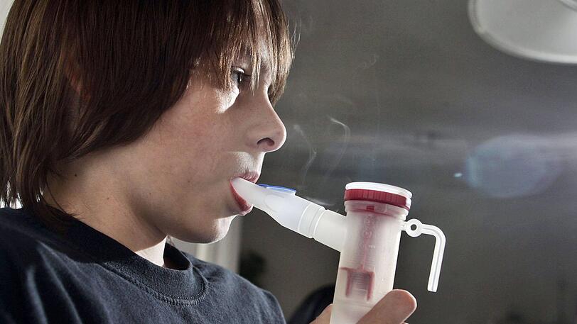 Ein Bub mit Mukoviszidose. Die seltene Krankheit schädigt die Lunge, weshalb Patienten zum Inhalator greifen müssen.