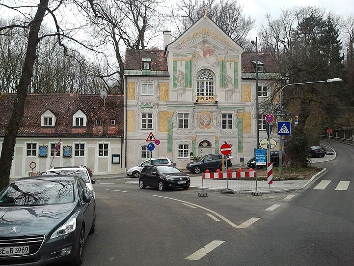 Neu geteert und ausgebaut statt schön gestaltet: Der Platz vor dem Asamschlössl.