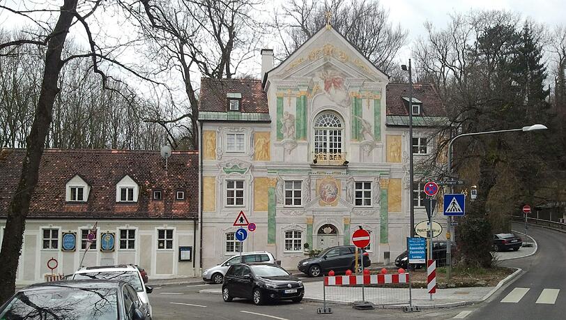 Neu geteert und ausgebaut statt schön gestaltet: Der Platz vor dem Asamschlössl. Neu geteert und ausgebaut statt schön gestaltet: Der Platz vor dem Asamschlössl.