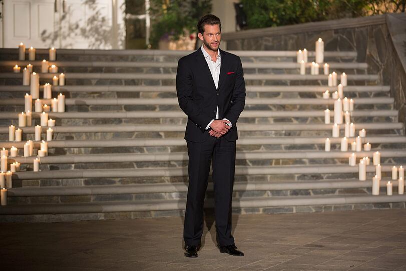 Bachelor Oliver wartet vor der Villa auf seine 22 Ladies