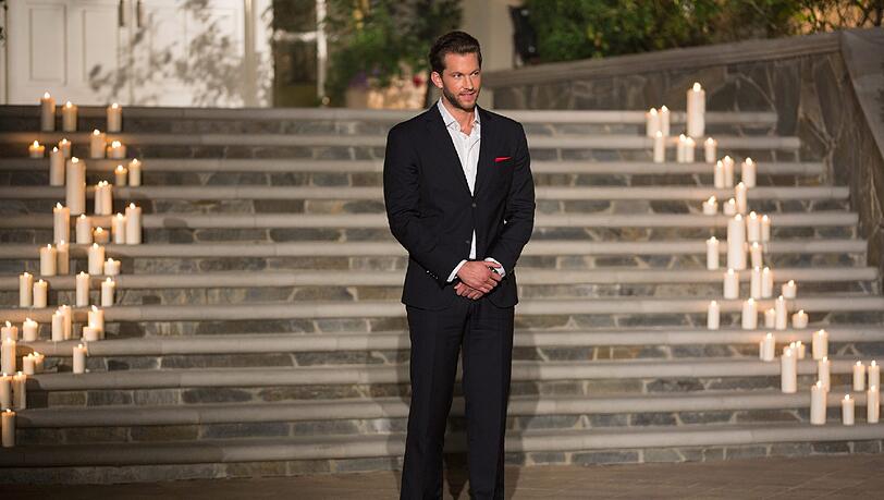 Bachelor Oliver wartet vor der Villa auf seine 22 Ladies Bachelor Oliver wartet vor der Villa auf seine 22 Ladies