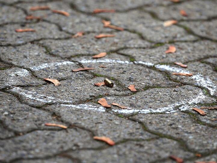 Eine Patronenhülse liegt auf einem abgesperrten Parkplatz neben dem Museum im Kulturspeicher. Foto: Karl-Josef Hildenbrand