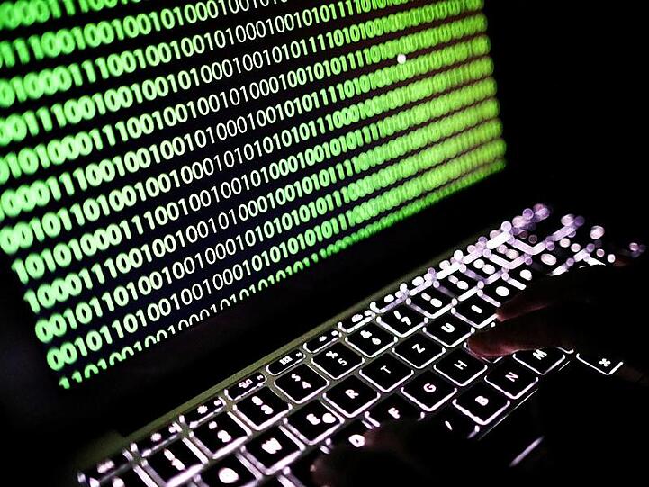 Binärcode auf dem Bildschirm eines Laptops: IT-Experte ist ein Wunschberuf der männlichen Schüler.