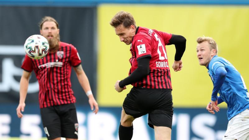 Björn Paulsen (l) im Kampf um den Ball.