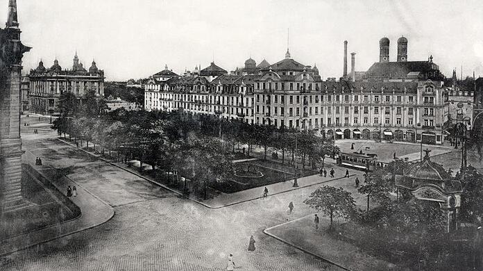 Zwischen Bäumen flanieren - vor dem Stachus war das 1905 noch möglich.