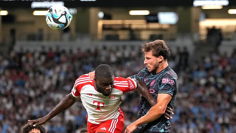 Dayot Upamecano (li.) vom FC Bayern gegen Ruben Dias von Manchester City. Dayot Upamecano (li.) vom FC Bayern gegen Ruben Dias von Manchester City.