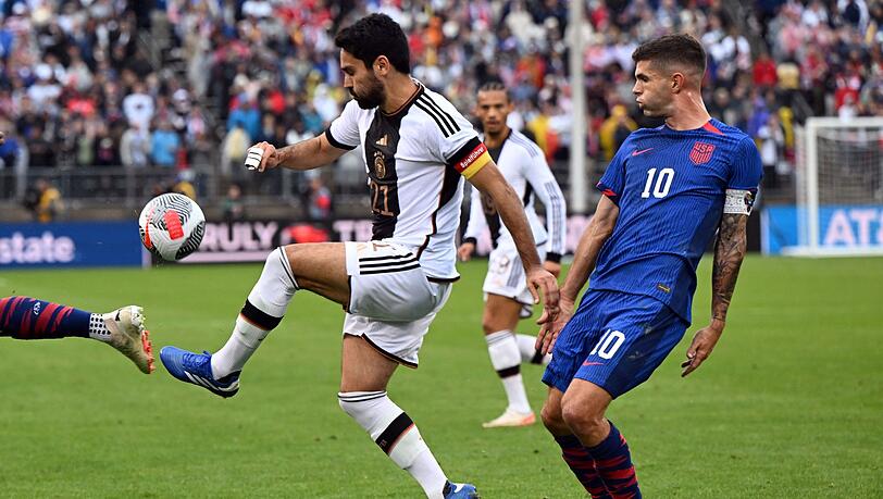 Ilkay Gündogan (l) soll DFB-Kapitän bleiben.