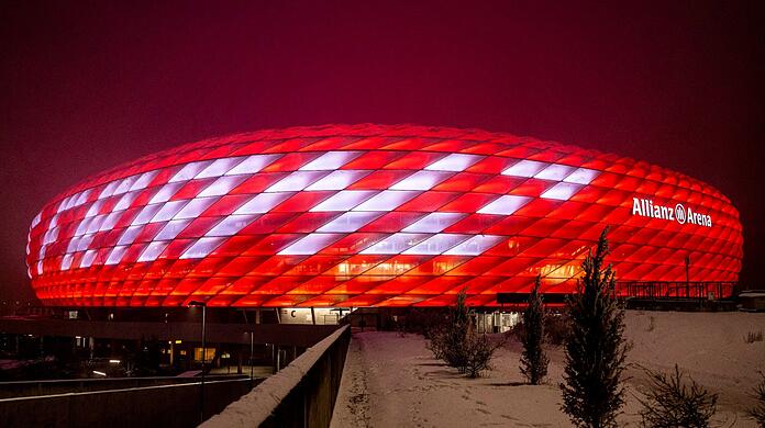 Die Allianz Arena ist mit dem Schriftzug "Danke Franz", in Erinnerung an den gestorbenen Franz Beckenbauer, beleuchtet.