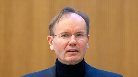 Markus Braun, früherer Wirecard-Vorstandschef, steht zu Beginn der Fortsetzung vom Wirecard-Prozess in einem Gerichtssaal vom Oberlandesgericht.