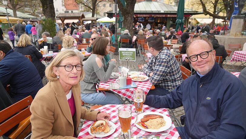 Am Donnerstag braucht es im Biergarten noch eine Jacke, wie hier am Viktualienmarkt. Seit Freitag wäre es damit schon viel zu warm. Am Donnerstag braucht es im Biergarten noch eine Jacke, wie hier am Viktualienmarkt. Seit Freitag wäre es damit schon viel zu warm.