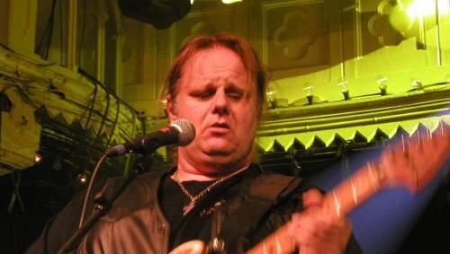 Cry, Baby! Walter Trout lässt die Gitarre singen und ist mit seinem Blues-Feeling einer der letzten Über-Gitarristen. Cry, Baby! Walter Trout lässt die Gitarre singen und ist mit seinem Blues-Feeling einer der letzten Über-Gitarristen.