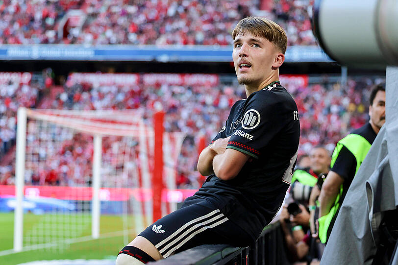 Na, wie habe ich das gemacht? Lennart Karl feiert sein Tor gegen Tottenham vor der Südkurve. Na, wie habe ich das gemacht? Lennart Karl feiert sein Tor gegen Tottenham vor der Südkurve.