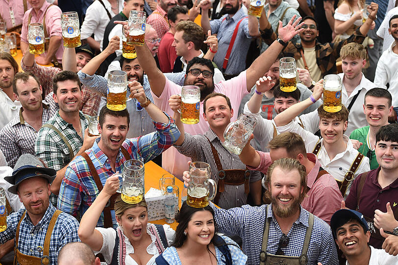 Gäste feiern im Hofbräu Festzelt nach dem Anstich beim 190. Münchner Oktoberfest.