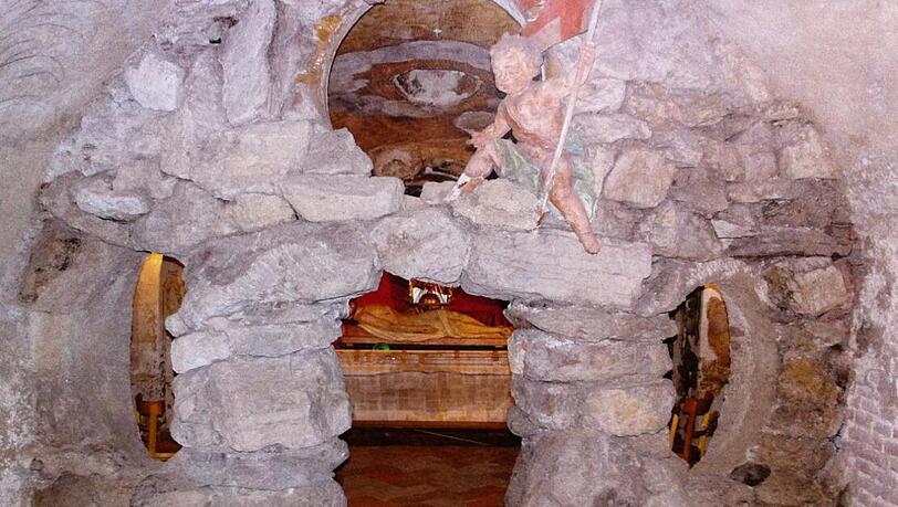 In der Asamkirche in der Sendlinger Stra&szlig;e befindet sich das Heilige Grab in der Gruft, in der auch Mitglieder der Asam-Familie ruhen.