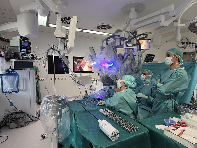 Präzision und Teamarbeit in Bogenhausen: Das Foto zeigt die erste thoraxchirurgische OP in Deutschland mit dem neuen Roboter aus China. Präzision und Teamarbeit in Bogenhausen: Das Foto zeigt die erste thoraxchirurgische OP in Deutschland mit dem neuen Roboter aus China.
