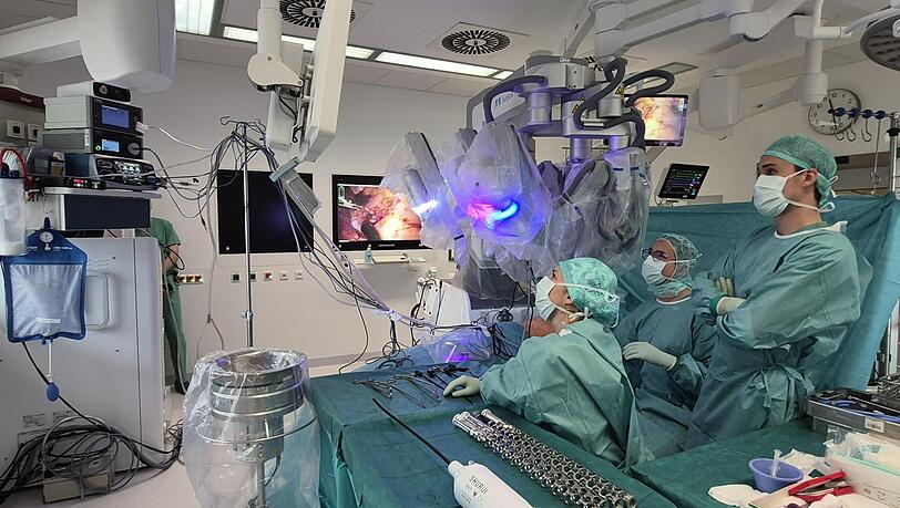 Präzision und Teamarbeit in Bogenhausen: Das Foto zeigt die erste thoraxchirurgische OP in Deutschland mit dem neuen Roboter aus China. Präzision und Teamarbeit in Bogenhausen: Das Foto zeigt die erste thoraxchirurgische OP in Deutschland mit dem neuen Roboter aus China.