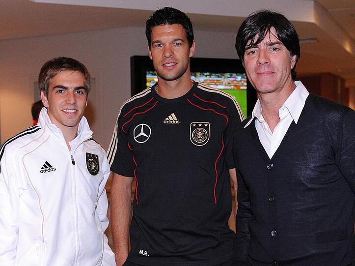 Michael Ballack (m) will das DFB-Team moralisch unterstützen. Rechts Trainer Löw, links Kapitän Lahm.
