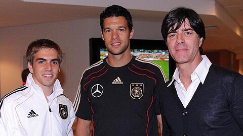 Michael Ballack (m) will das DFB-Team moralisch unterstützen. Rechts Trainer Löw, links Kapitän Lahm.