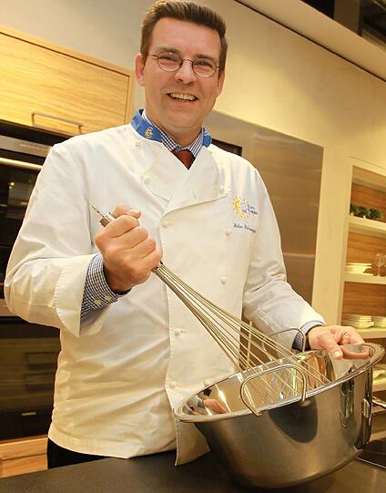 Ihm kann am Herd so schnell keiner etwas vormachen: Küchenmeister und Diätkoch Holm Schwarzer war Küchenchef mehrerer Spitzenhotels. Seit sechs Jahren ist er gastronomischer Leiter des Panaroma-Restaurants von Segmüller in Friedberg. Bei der Bewertung von Köchen kennt er sich aus. Schließlich macht er das auch für die IHK.