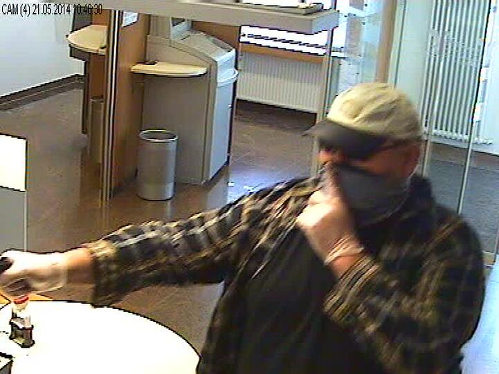 40 - 50 Jahre, ca. 185 cm, dunkle kurze Haare, am Hinterkopf gelichtet: Wer kennt den Bankräuber von Hohenlinden?