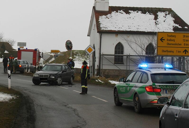 Da hat's gekracht: Die beiden Fahrzeuge mussten nach dem Unfall abgeschleppt werden.