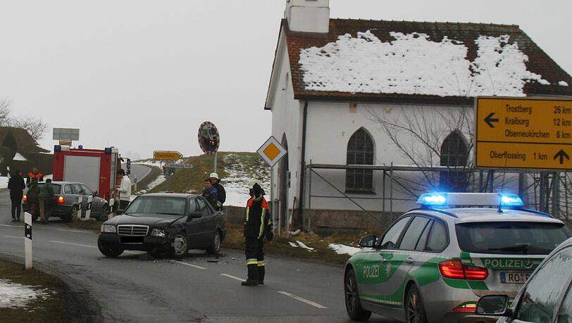 Da hat's gekracht: Die beiden Fahrzeuge mussten nach dem Unfall abgeschleppt werden.