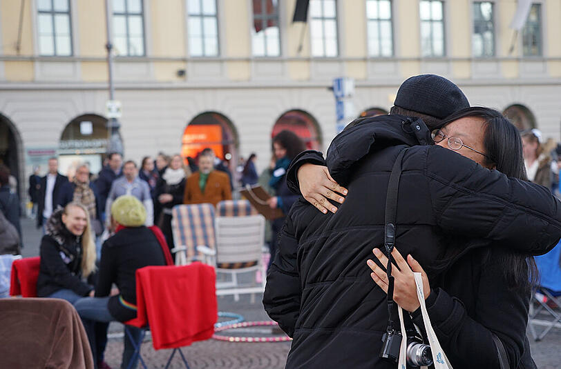 Augenkontakt und Umarmungen auf dem Odeonsplatz: Die Bilder von der Aktion am Sonntag.