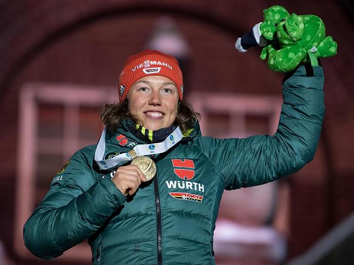 Bronzemedaillengewinnerin Laura Dahlmeier bei der Siegerehrung in Östersund.