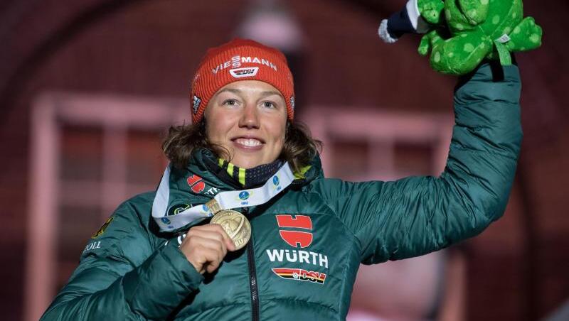 Bronzemedaillengewinnerin Laura Dahlmeier bei der Siegerehrung in Östersund.
