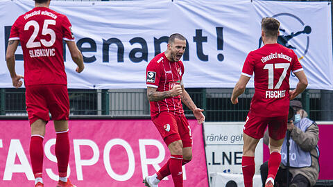 Sercan Sararer (m.) jubelt nach seinem Treffer zum 1:0, der gleichzeitig der entscheidende war.