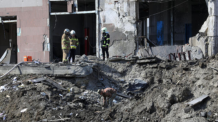 Rettungskr&auml;fte beseitigen Tr&uuml;mmer nach einem russischen Raketeneinschlag in einer Autowerkstatt. Russland hat den Beschuss der Gro&szlig;stadt Lwiw (fr&uuml;her: Lemberg) im Westen der Ukraine mit Raketen best&auml;tigt.