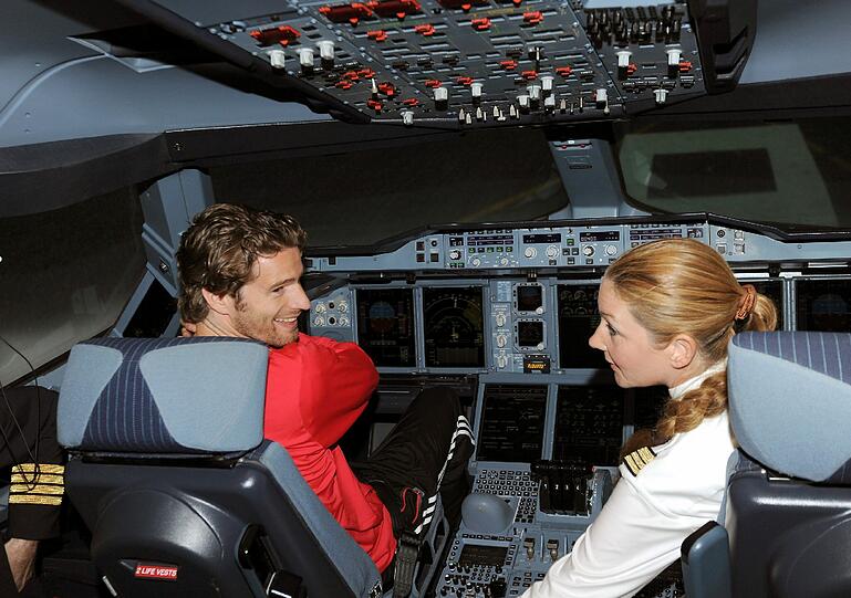 Die DFB-Elf hat sich bei Lufthansa das Cockpit des A-380 angesehen. Die Bilder.