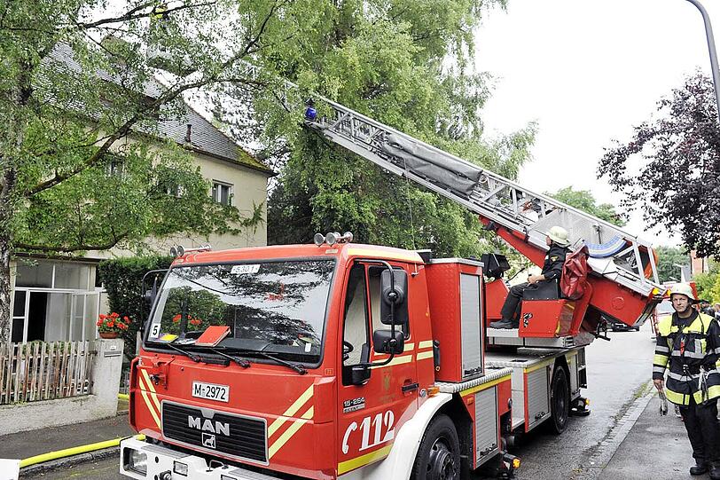 Blitzeinschlag in Harlaching: Ein Feuerwehrwagen bei der Löschung des Feuers
