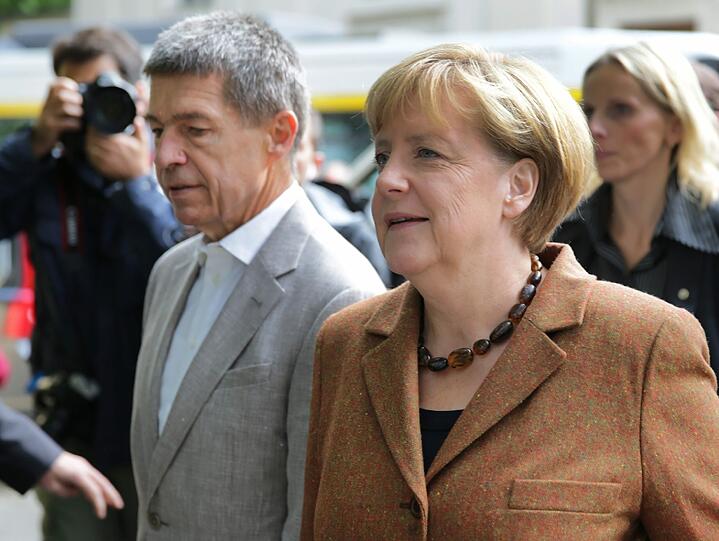 Bundeskanzlerin Angela Merkel (CDU) wirft am 22.09.2013 in Berlin ihren Stimmzettel zur Bundestagswahl 2013 in die Wahlurne.