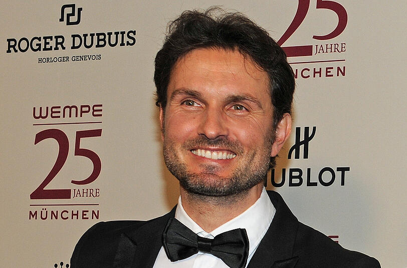 Simon Verhoeven spieltefrüher als Fußballer in einer Juniorennationalmannschaft.