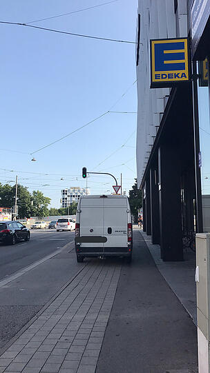 Autos und Lieferwagen, die auf dem Radweg parken und so zur Gefahr für Radler und Fußgänger werden können. Solche Situationen sind in ganz München zu beobachten.