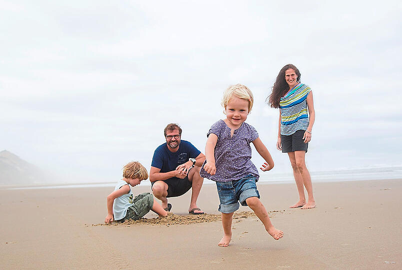 Am 90 Kilometer langen Endlos-Strand: Lilli (vorne) mit Bruder Matteo, Papa Konstantin und Mama Anja.