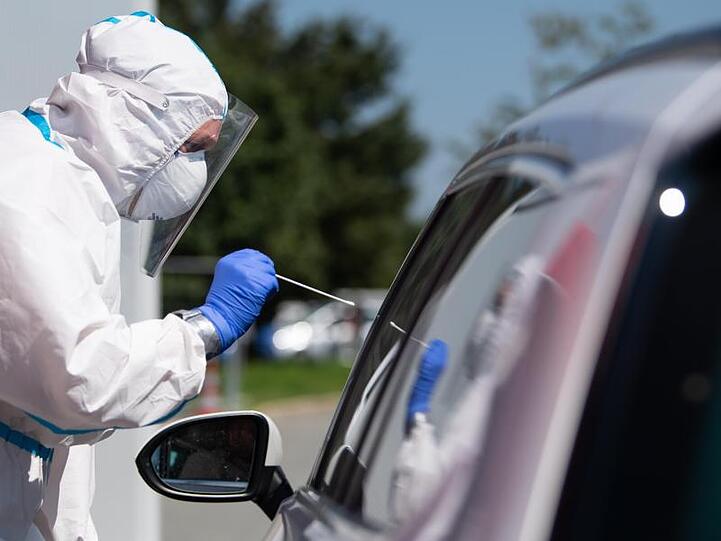 Reiserückkehrer können sich an verschiedenen Rastanlagen kostenlos auf das Coronavirus testen lassen.