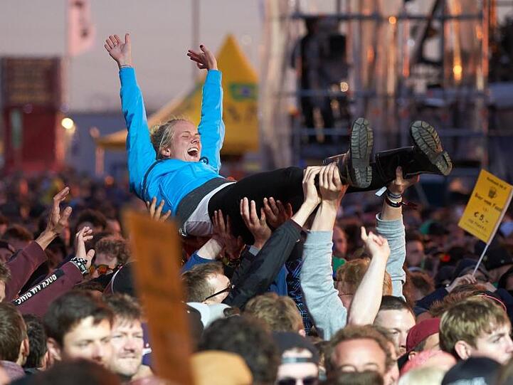 Eine Stagediverin lässt sich während des Auftritts der us-amerikanischen Alternative-Rock-Band The Smashing Pumpkins vor der Hauptbühne des Open-Air-Festivals über die Köpfe des Publikums tragen.