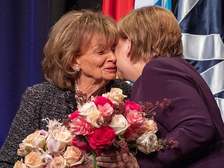 Bundeskanzlerin Angela Merkel (r, CDU) umarmt während der Verleihung des Theodor-Herzl-Preises, Charlotte Knobloch, Präsidentin der Israelitischen Kultusgemeinde München und Oberbayern.