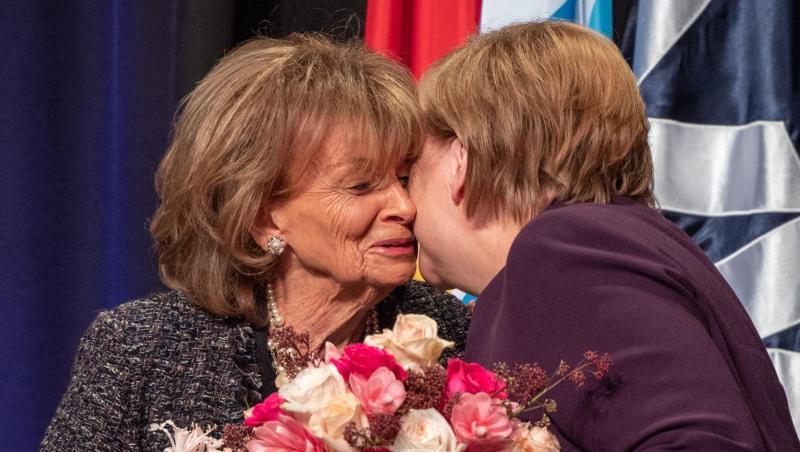 Bundeskanzlerin Angela Merkel (r, CDU) umarmt während der Verleihung des Theodor-Herzl-Preises, Charlotte Knobloch, Präsidentin der Israelitischen Kultusgemeinde München und Oberbayern. Bundeskanzlerin Angela Merkel (r, CDU) umarmt während der Verleihung des Theodor-Herzl-Preises, Charlotte Knobloch, Präsidentin der Israelitischen Kultusgemeinde München und Oberbayern.