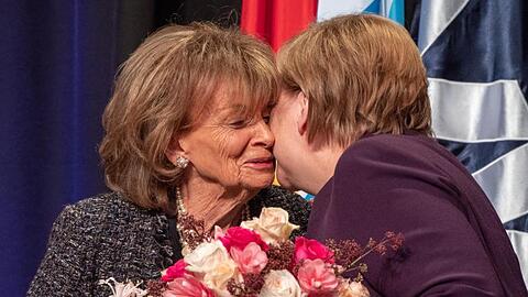 Bundeskanzlerin Angela Merkel (r, CDU) umarmt während der Verleihung des Theodor-Herzl-Preises, Charlotte Knobloch, Präsidentin der Israelitischen Kultusgemeinde München und Oberbayern.