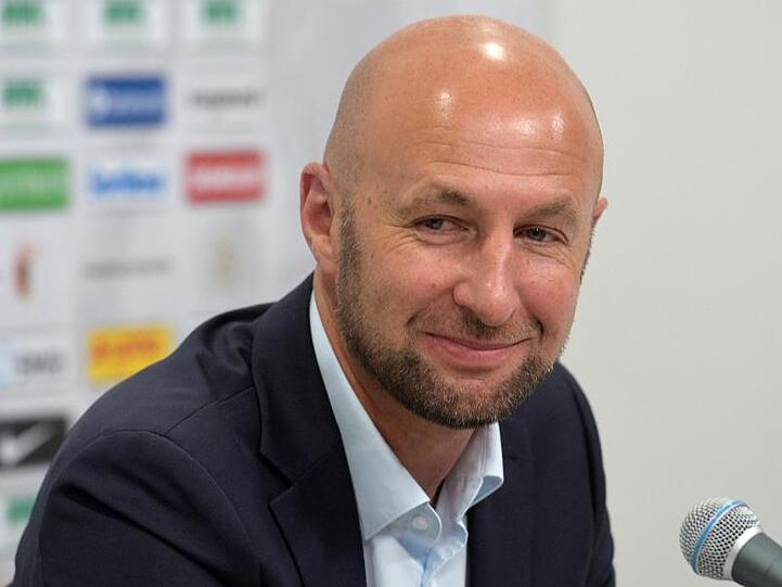 Präsident Klaus Hofmann bei einer Pressekonferenz des FC Augsburg. Foto: Stefan Puchner/dpa/Symbolbild