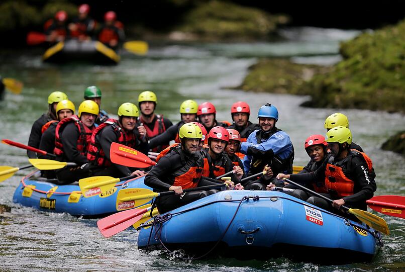 Volle Action! Die Löwen hatten sichtlich Spaß beim Wildwasser-Rafting auf der Salzach.